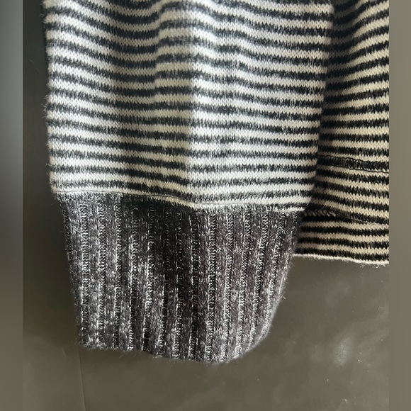 STARS ABOVE SUPER SOFT OVERSIZED LIGHT SWEATER SIZE XS BUT COULD BE A SMALL NWT💝 - Picture 3 of 5